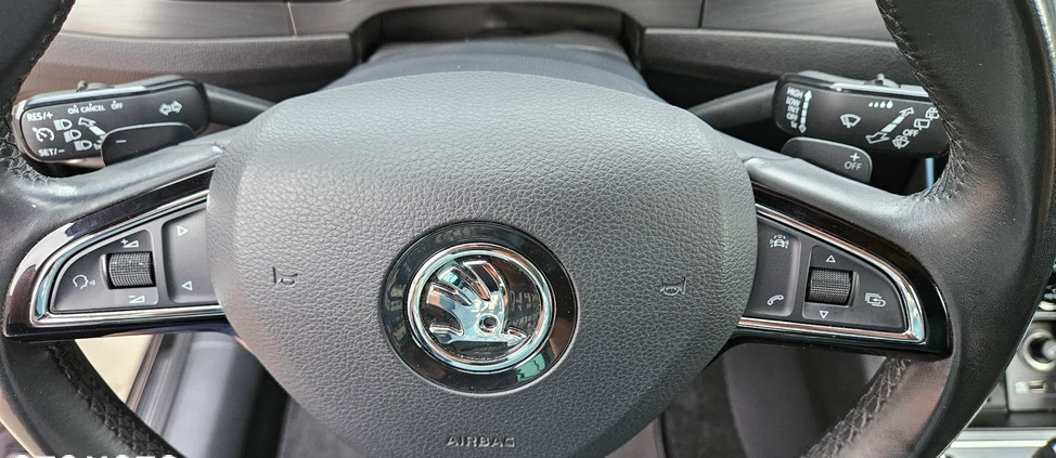 Skoda Superb cena 74904 przebieg: 211353, rok produkcji 2017 z Zawiercie małe 379